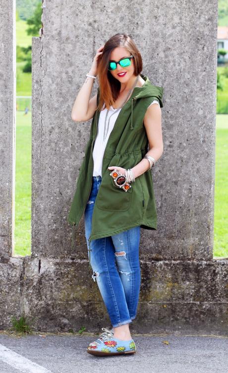 Outfit: Parka verde smanicato, ripped jeans e scarpe oxford con stampa fumetto