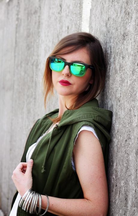 Outfit: Parka verde smanicato, ripped jeans e scarpe oxford con stampa fumetto