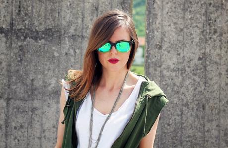 Outfit: Parka verde smanicato, ripped jeans e scarpe oxford con stampa fumetto