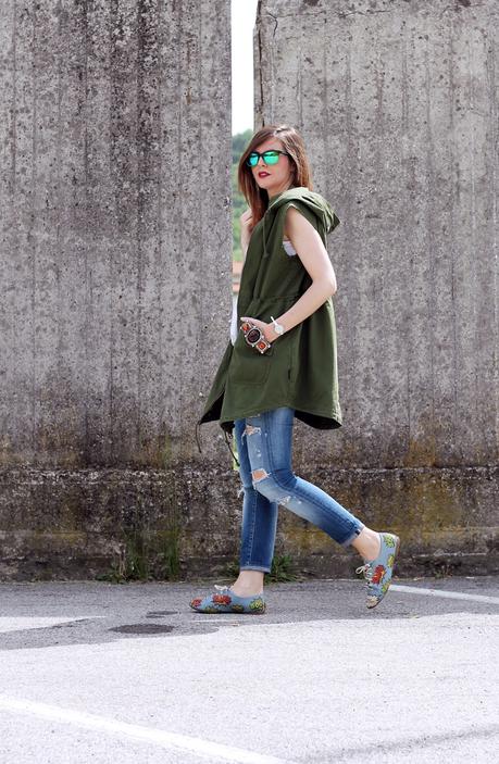 Outfit: Parka verde smanicato, ripped jeans e scarpe oxford con stampa fumetto