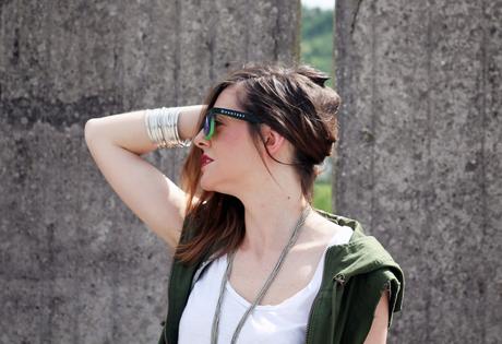 Outfit: Parka verde smanicato, ripped jeans e scarpe oxford con stampa fumetto