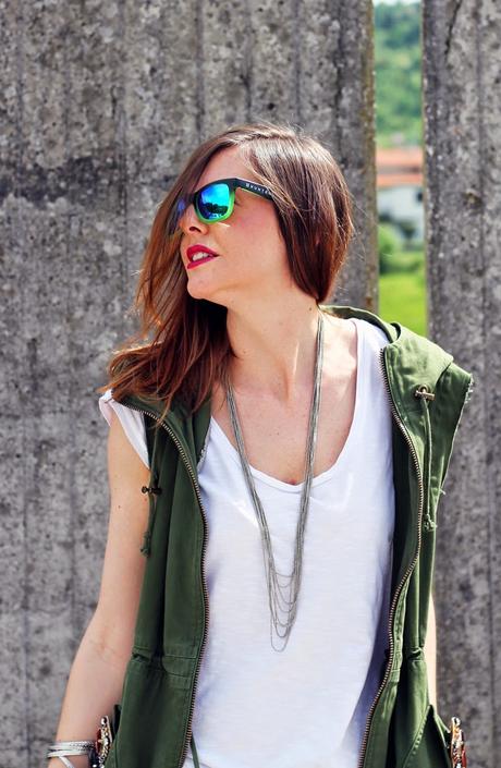 Outfit: Parka verde smanicato, ripped jeans e scarpe oxford con stampa fumetto