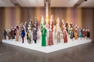 Veduta dell’installazione Le forme della moda, allestita per la mostra al MA*GA con abiti Missoni dal 1953 al 2014. Photo Marco Cappelletti