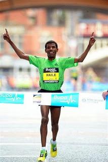 Haile Gebrselassie oggi al via della Morrisons Great Manchester Run in Inghilterra