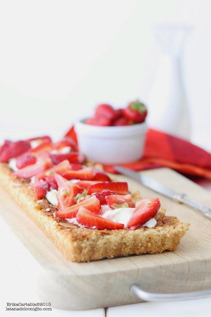 Torta frangipane con fragole e frutto della passione