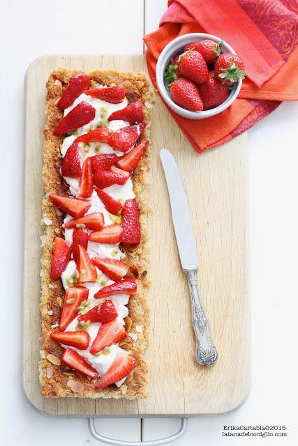 Torta frangipane con fragole e frutto della passione