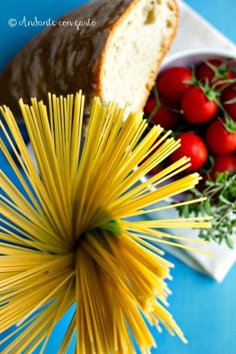 Spaghetti al pomodoro, briciole aromatiche e sesamo per l'MTC: pazza per le erbe aromatiche