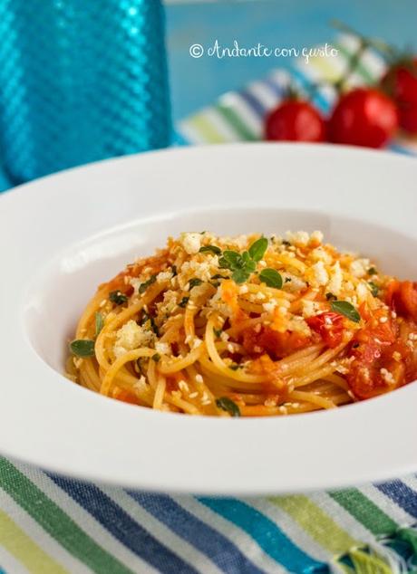 Spaghetti al pomodoro, briciole aromatiche e sesamo per l'MTC: pazza per le erbe aromatiche