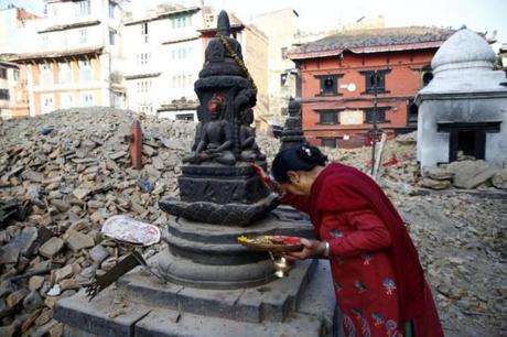 La kumari tra le macerie del Nepal