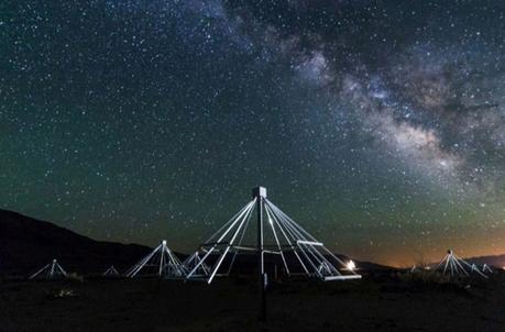 Uno scatto notturno di alcune delle antenne che compongono il radiotelescopio OV-LWA, con sullo sfondo il centro della nostra galassia. Crediti: Gregg Hallinan/Caltech