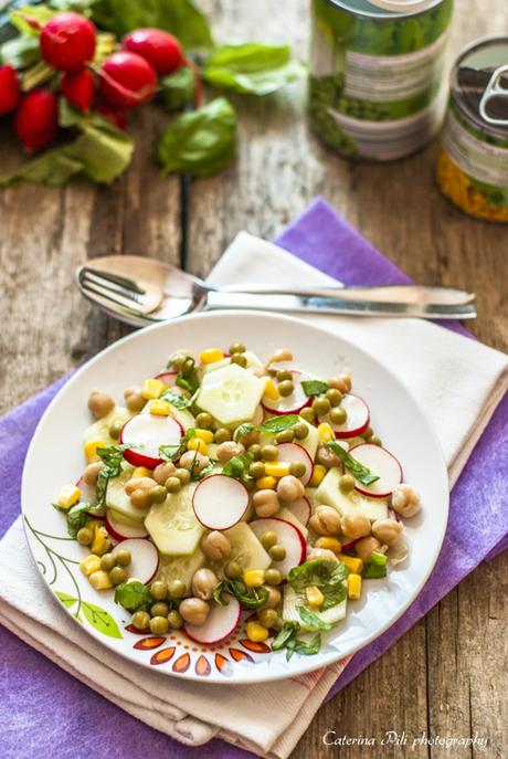 Insalata di cetrioli ravanelli e legumi