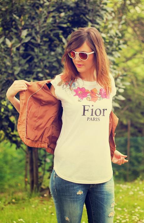 Outfit: t-shirt a fiori, ripped jeans e borsa a righe Roberta Pieri