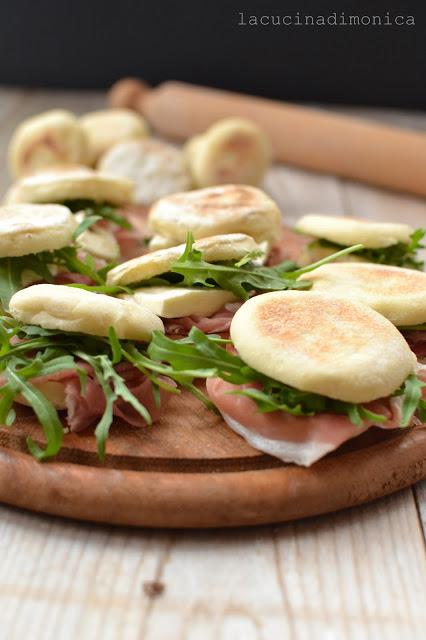 tigelle o crescentina di Modena tigelle o crescentina di Modena