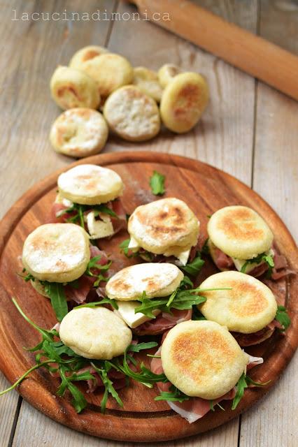 tigelle o crescentina di Modena tigelle o crescentina di Modena