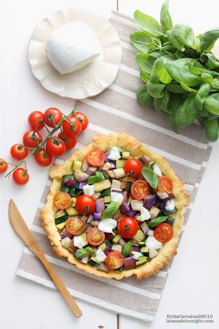 Crostata salata con verdure saltate e mozzarella di bufala Pettinicchio