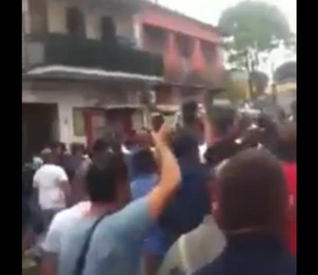 Video. Catturato il killer di Secondigliano, la folla vuole linciarlo Folla