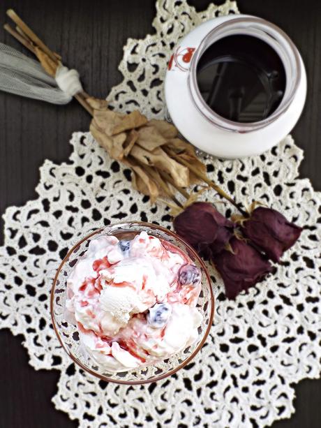 Gelato variegato all'amarena Gelato variegato all'amarena