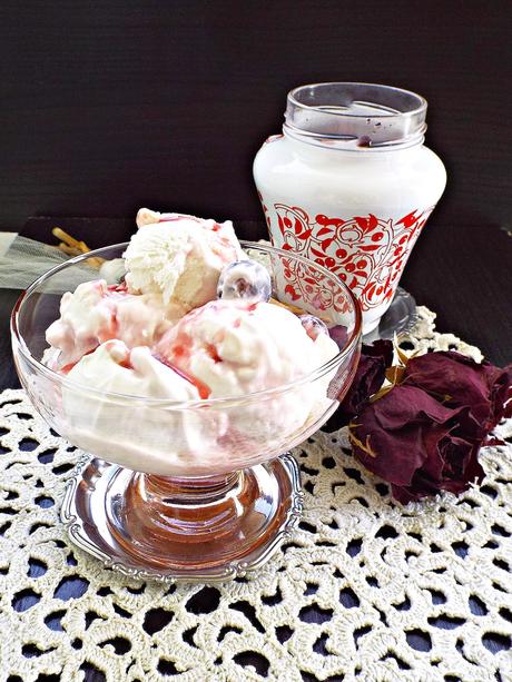 Gelato variegato all'amarena Gelato variegato all'amarena