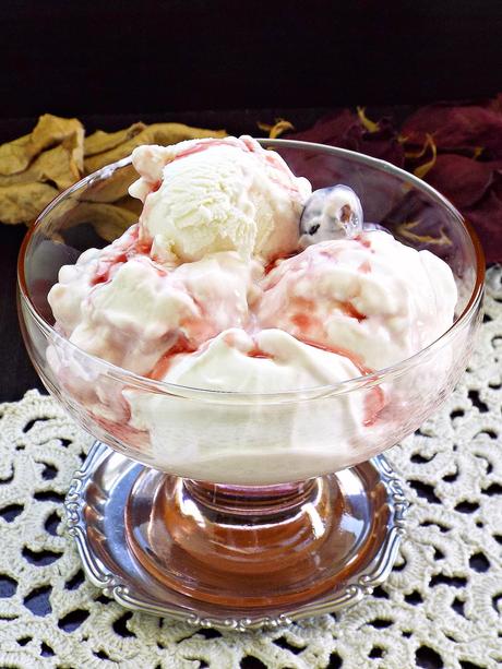 Gelato variegato all'amarena Gelato variegato all'amarena