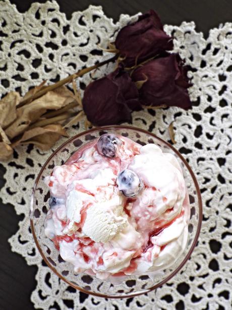 Gelato variegato all'amarena Gelato variegato all'amarena