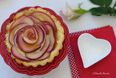 Crostata con rose di mele e crema