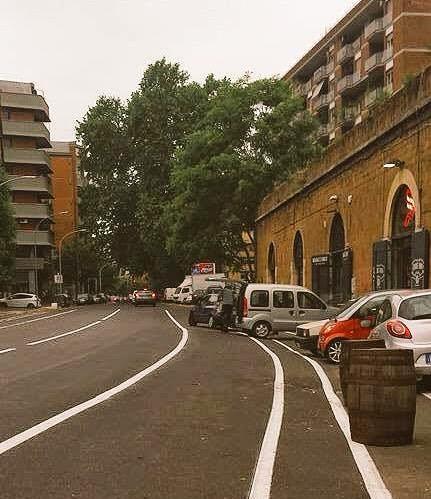 Cosa stanno combinando alla segnaletica a Porta Portese? Ve lo spieghiamo noi: fate girare ai vostri concittadini sottosviluppati Cosa stanno combinando alla segnaletica a Porta Portese? Ve lo spieghiamo noi: fate girare ai vostri concittadini sottosviluppati