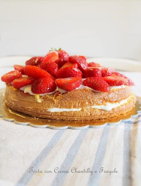 Torta con Crema Chantilly e Fragole Torta con Crema Chantilly e Fragole