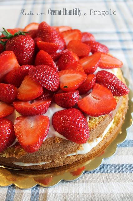 Torta con Crema Chantilly e Fragole Torta con Crema Chantilly e Fragole