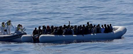 Libia avverte: accordo tra Is e scafisti, miliziani tra i migranti sui barconi
