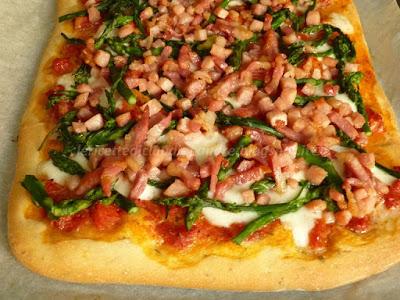 Pizza con crusca, asparagi, prosciutto, mozzarella e .... lievito madre Pizza con crusca, asparagi, prosciutto, mozzarella e .... lievito madre