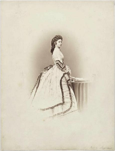 Sophie Charlotte, la graziosa ed inquieta sorella minore dell'Imperatrice Elisabetta d'Austria, vittima di un triste e tragico destino.