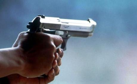 Attimi di paura vicino l’università. Freddato un uomo con un colpo alla testa pistola.scale-to-max-width.825x