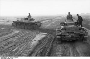 Carri armati Panzer III in avanzata lungo la steppa ucraina. Photocredits: CC BY-SA 3.0 de/Wiki/BArchBot