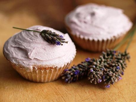 800px-Lavender_cupcakes