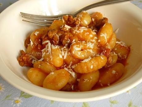 Gnocchi al sugo piccante con salsiccia