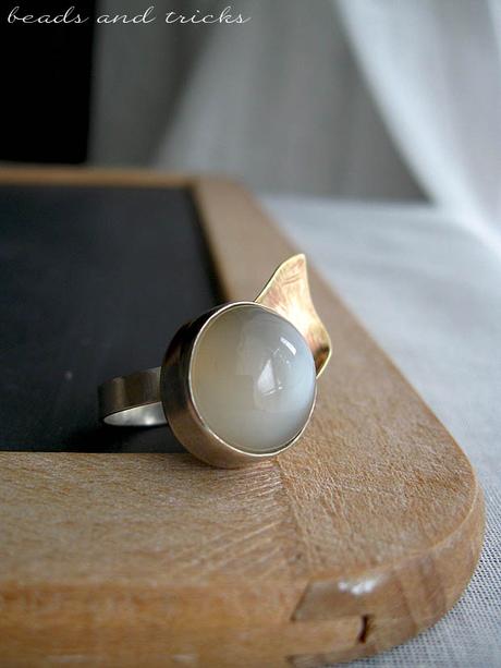 Anello con cabochon pietra di luna, argento e similoro