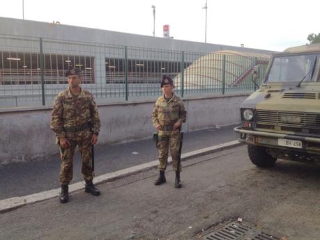 PATTUGLIA DI BERSAGLIERI ALLA STAZIONE ANAGNINA