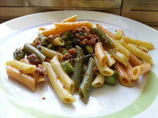 Penne con asparagi e salsiccia.