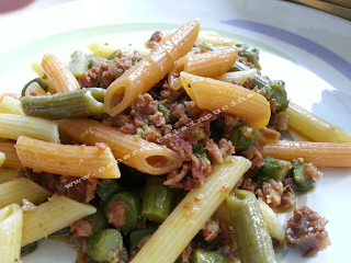 Penne con asparagi e salsiccia.