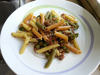 Penne con asparagi e salsiccia.