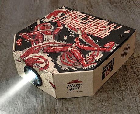 Genio. Comarketing Pizza/cinema... e la scatola diventa un proiettore (PizzaHut)