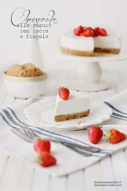 Cheesecake allo yogurt con cocco e fragole