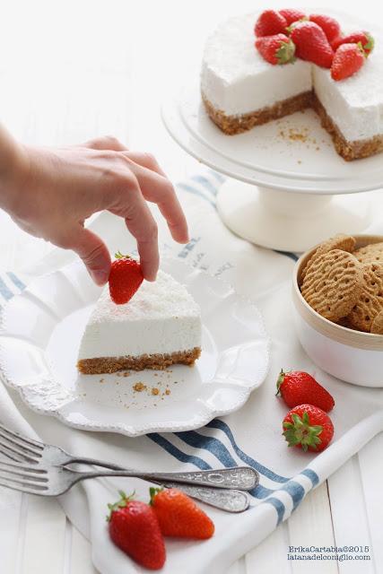 Cheesecake allo yogurt con cocco e fragole