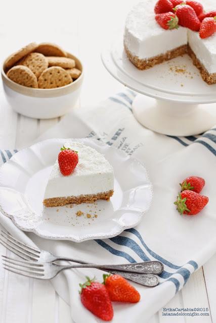 Cheesecake allo yogurt con cocco e fragole