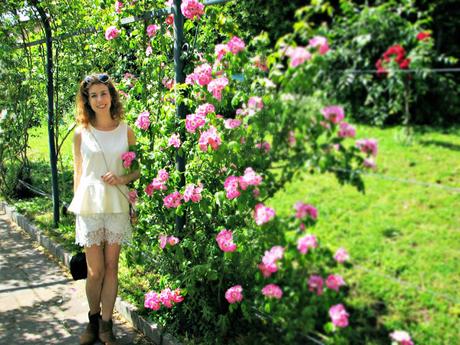 OOTD: white lace and rose garden