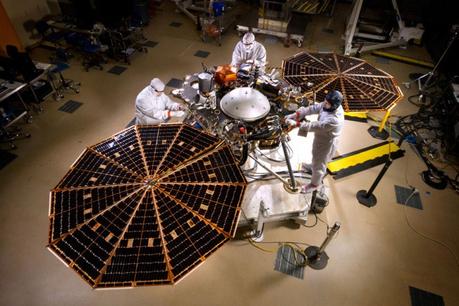 InSight lander NASA: scienziati e ingegneri al lavoro nella clean room dei Lockheed Martin Space Systems di Denver. Crediti: NASA / JPL-Caltech / Lockheed Martin.