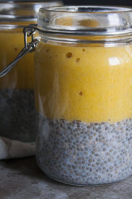 Budino di mango e banane con latte di riso e semi di chia