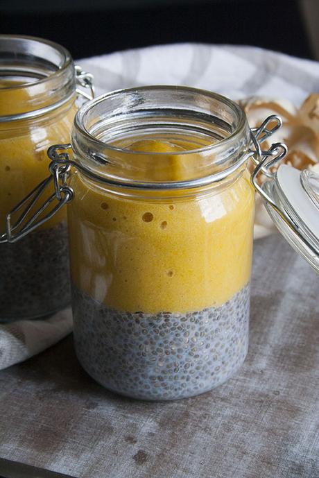 Budino di mango e banane con latte di riso e semi di chia