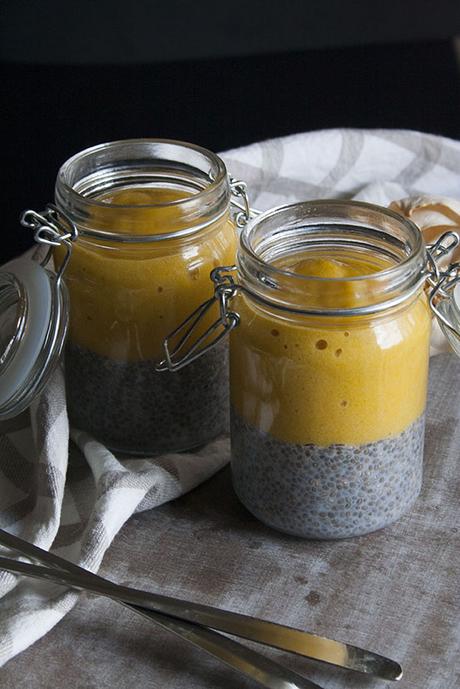 Budino di mango e banane con latte di riso e semi di chia