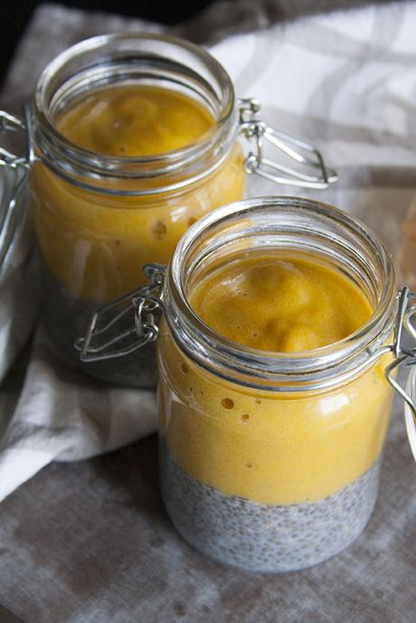 Budino di mango e banane con latte di riso e semi di chia